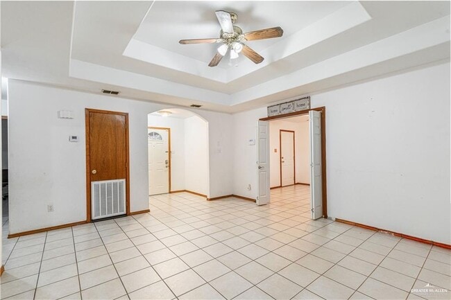 Building Photo - 8 E Ivy Ave