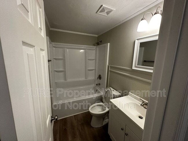 Building Photo - 221 Bookington Dr