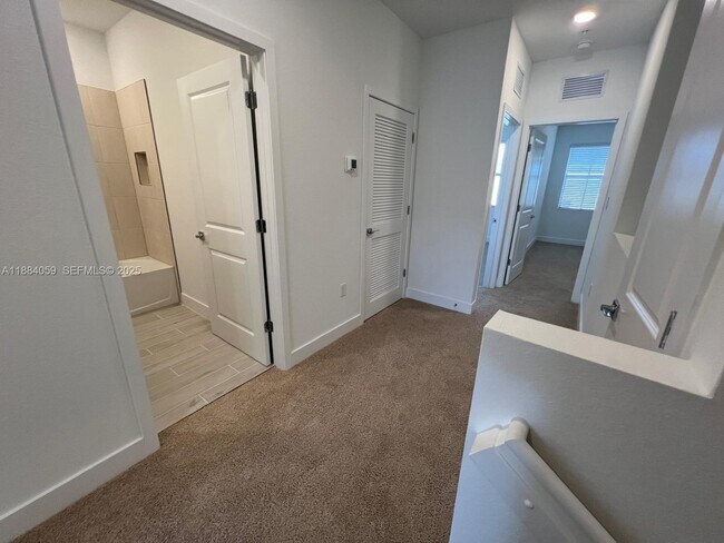 Building Photo - 109 SW 170th Ave