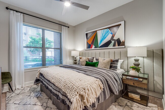 Building Photo - City Living, Extra Perks – Up to 1 Month F...