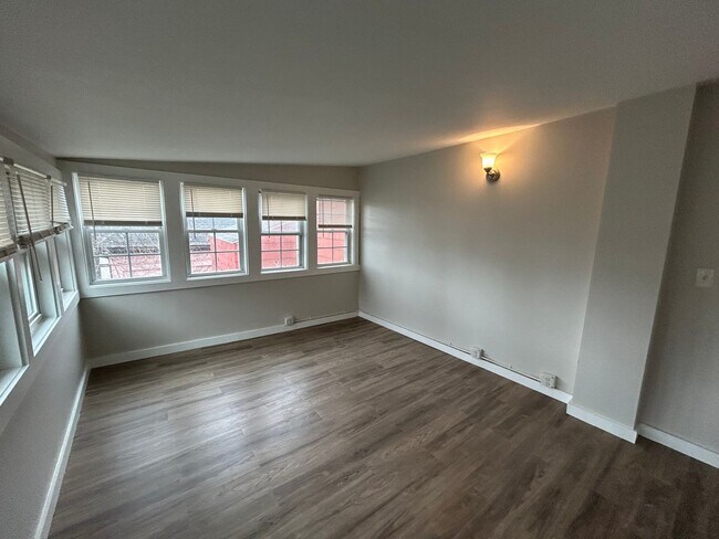 Building Photo - Walnut Street (246) - S