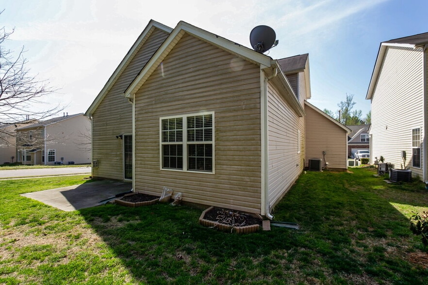 Building Photo - 16047 Long Talon Way