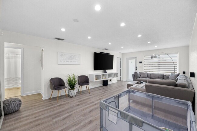 Building Photo - 7021 SW 10th Ct