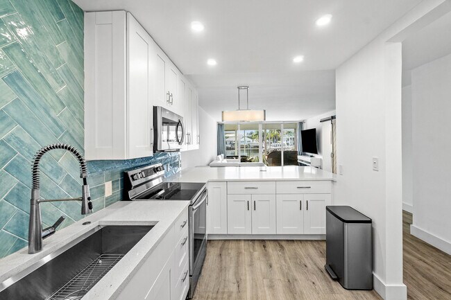 Building Photo - 698 NE Spanish River Blvd