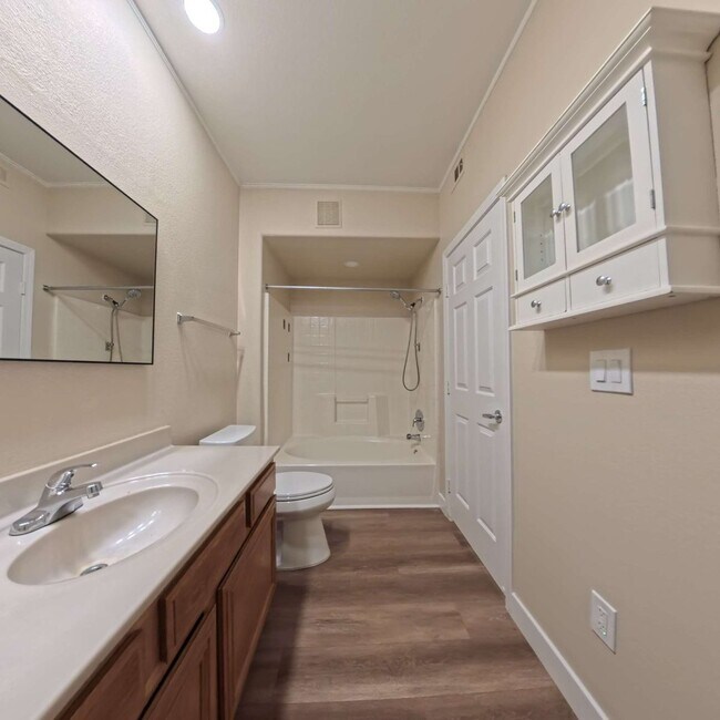 Building Photo - Resort-Style Living Year-Round Updated 1-Bed, 1-Bath Condo!