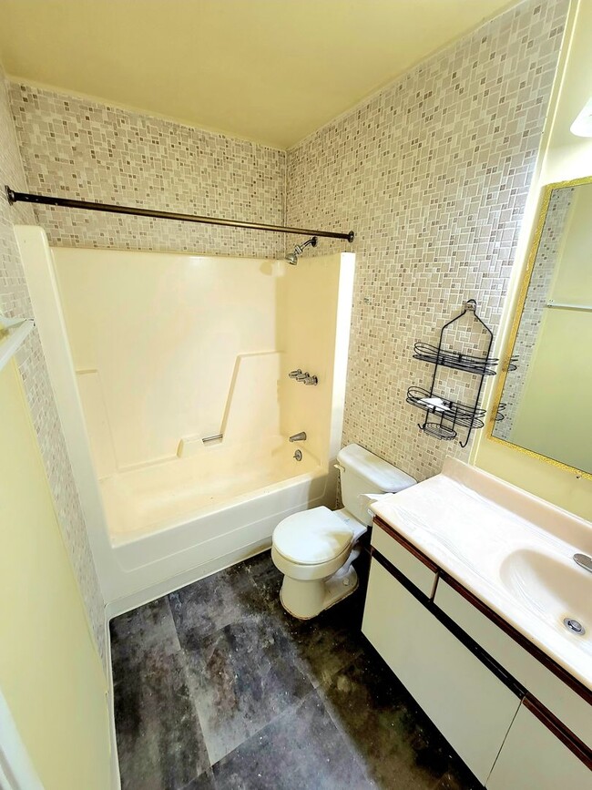 Building Photo - 4004