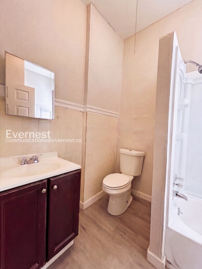Building Photo - 2 Bed/1 Bath Unit 2F in St. Louis / Vouchers Accepted / Available Now!