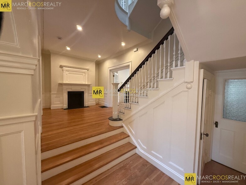 Building Photo - 1726 Beacon St