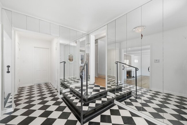 Building Photo - 1685 Sunset Plaza Dr