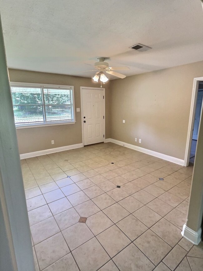 Building Photo - 3 Bedroom home located in the Golf Cart Di...