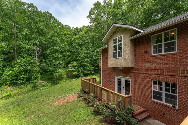 Building Photo - Mountain Retreat! -Bonus Spaces!