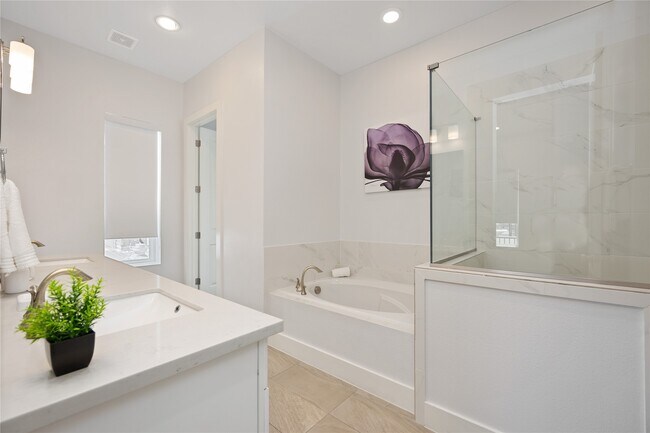 Building Photo - 5914 Val Verde St