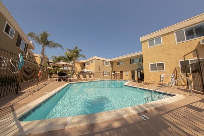 Building Photo - 2BR/1BA Clairemont Condo Freshly Painted, New Vinyl Plank Flooring Throughout Patio, 1 Parking Space