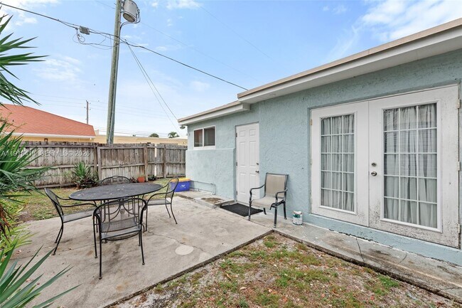 Building Photo - 112 Milton St