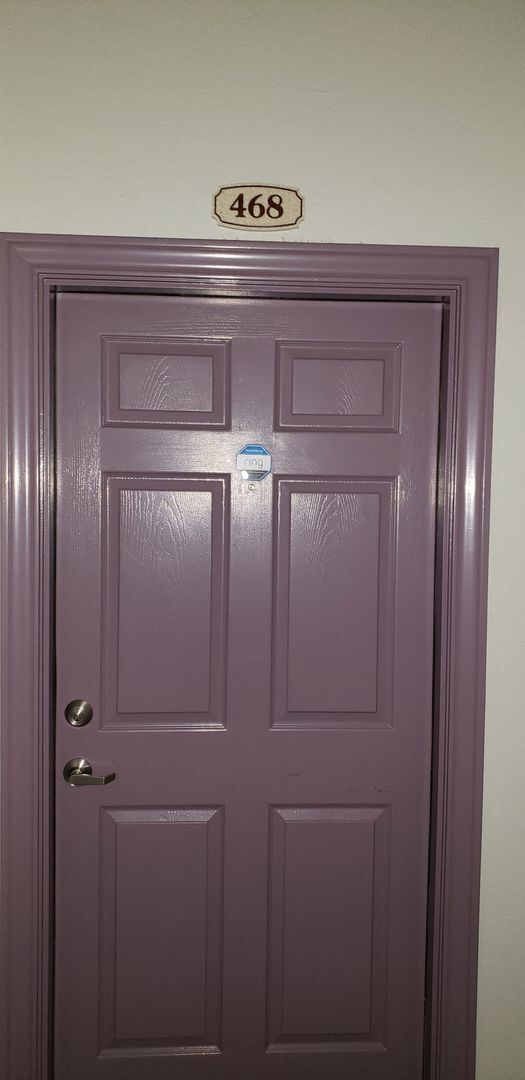 Building Photo - Beautiful large studio, private balcony overlooking pool!