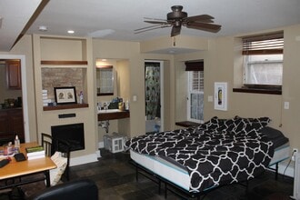 Building Photo - 932 E College St