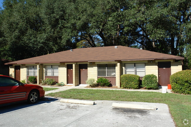 Building Photo - Pinewood Apartments II