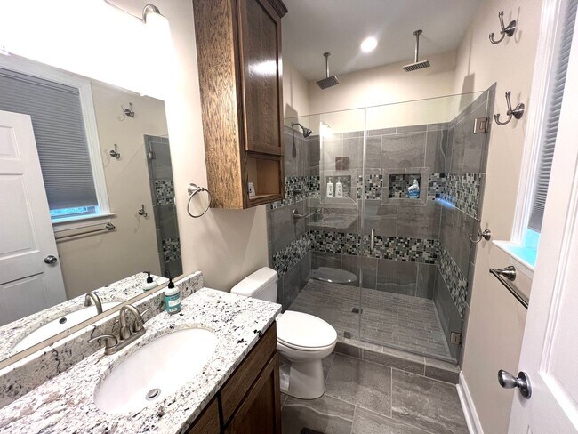 Building Photo - Furnished & All Inclusive Rental with Lake...