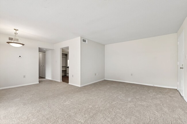 Building Photo - Charming 2BR Bolinwood Condo in Prime Chapel Hill Location!