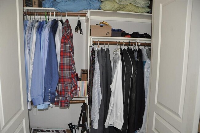 Building Photo - 609 E 49th St