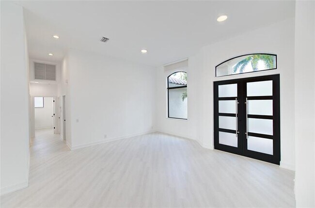 Building Photo - 2550 Jardin Terrace