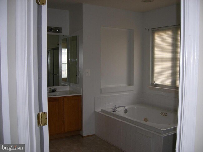 Building Photo - 9778 Lorraine Carol Way