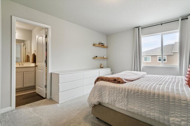 Building Photo - Charming Townhome in East Widefield!