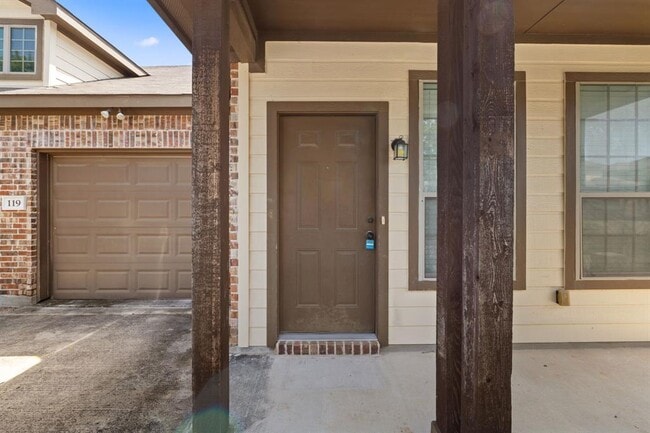 Building Photo - 119 Creekside Villa Dr