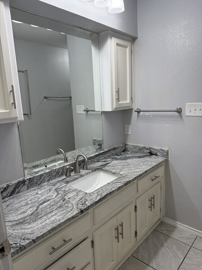 Building Photo - 3601 Oakwood Dr
