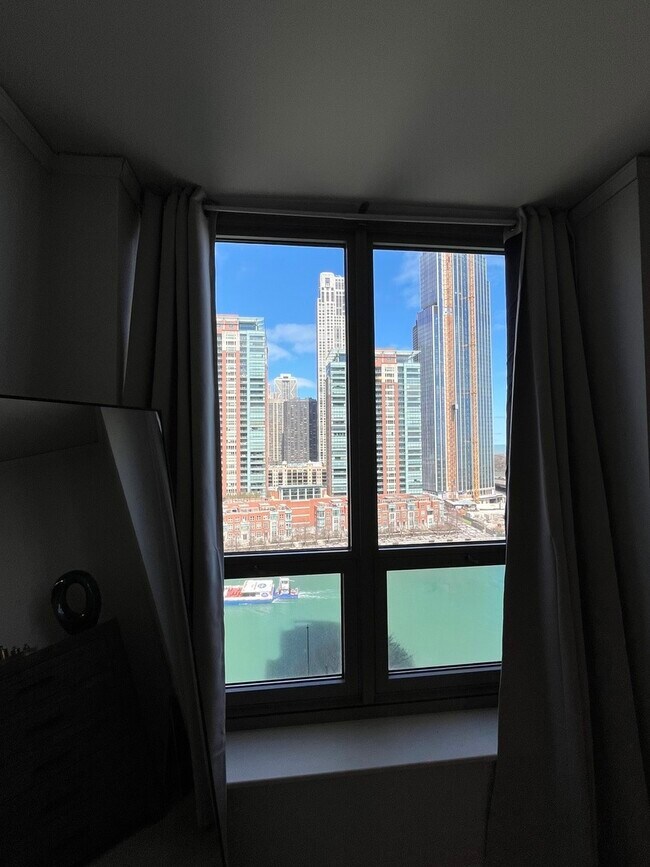 Building Photo - 420 E Waterside Dr