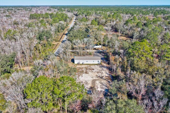 Building Photo - Huge 5 Bedroom 3 Bathroom Hastings Home Located w/ 1 Acre