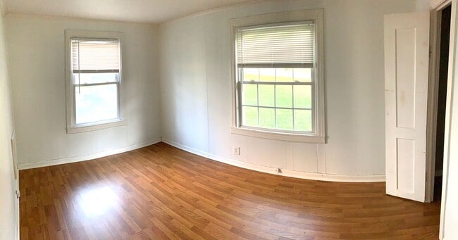 Building Photo - 2 Bedroom 1 Bath Duplex with Great Yard!  ...