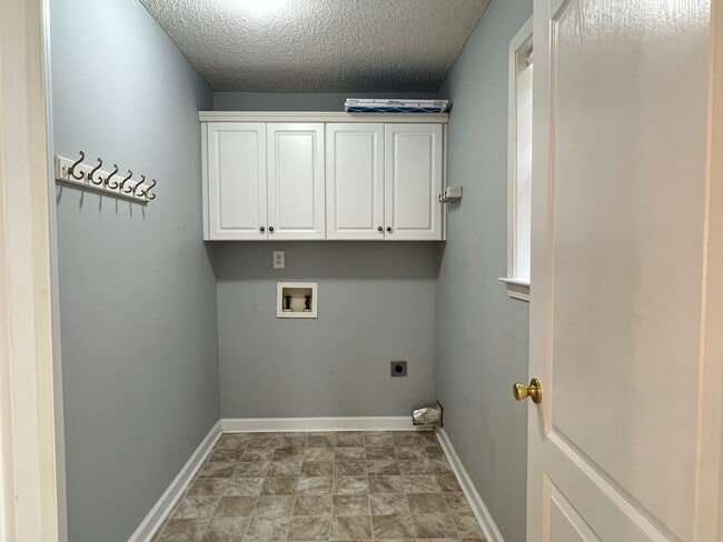 Building Photo - Absolutely Adorable Home Near Lake Joy Elementary