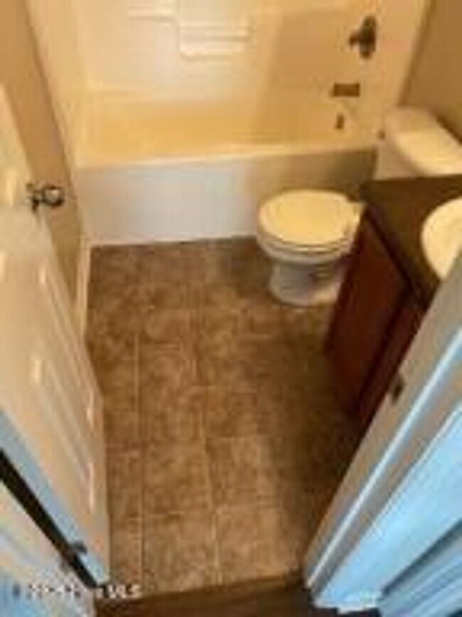 Building Photo - 3BR 3BTH Townhome with Screened patio and ...