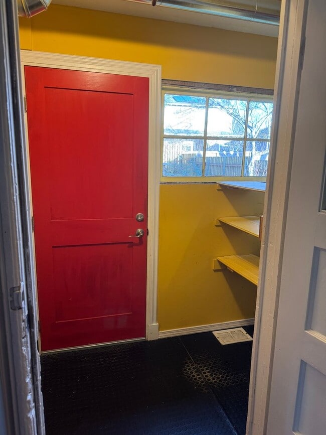 Building Photo - Adorable 1 BD + Loft and Office Bungalow in SE Richmond Neighborhood. ** Central Heat & AC! **