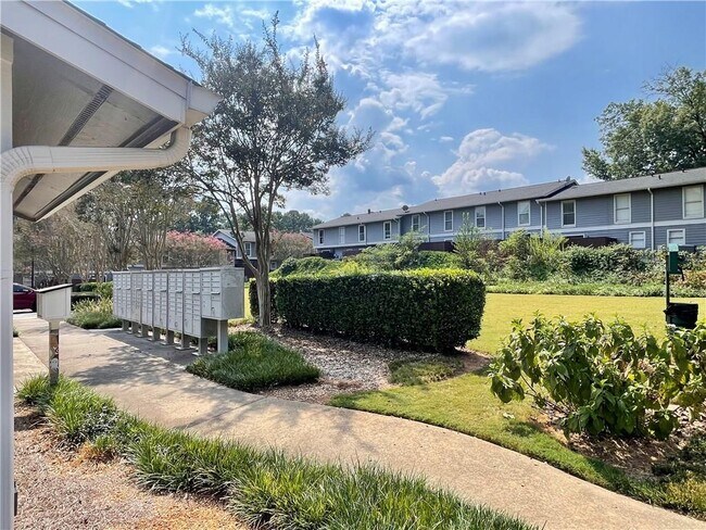Building Photo - 5014 Meadow Ln