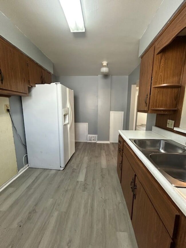 Building Photo - Bright Cape w/ Sunroom, Central Air, Big B...