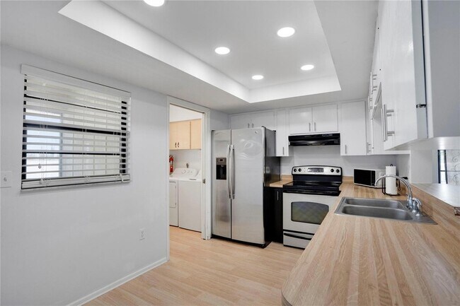Building Photo - 2415 Bayshore Gardens Pkwy
