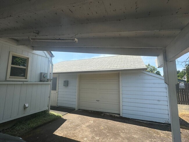 Building Photo - 3-Bedroom, 1-Bath Home In The Cal Young Ar...