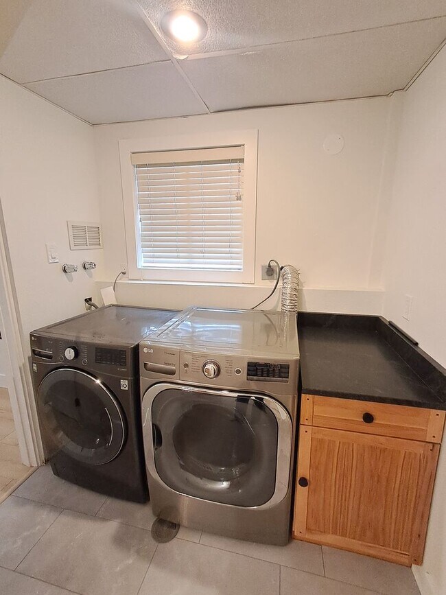 Building Photo - $3,200 -5 Bed / 3 Bath- Home with Fully Fe...