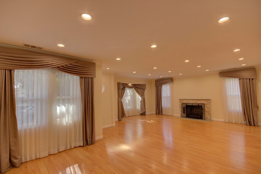 Building Photo - 1367 E Windsor Rd