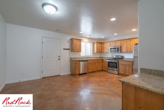 Building Photo - End Unit, DOG-FRIENDLY 3 Bedroom Townhome ...