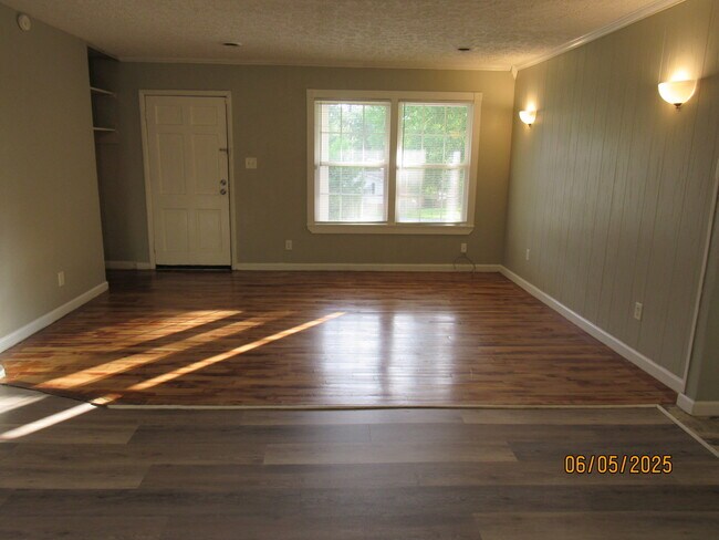 Building Photo - 2215 Macy Ave