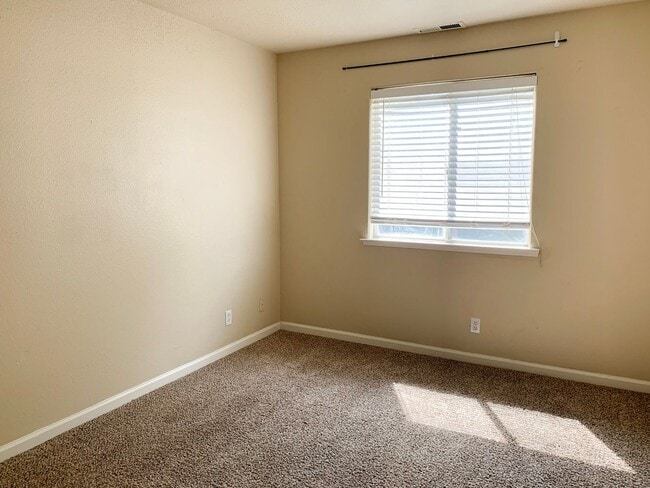 Building Photo - 4 Bedroom Home in Hollister