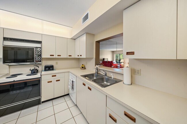 Building Photo - 300 N Hwy A1A
