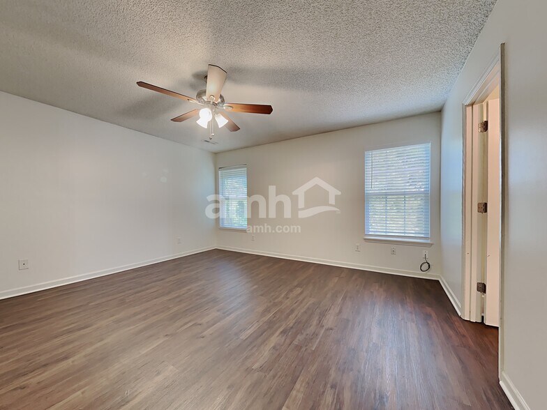 Building Photo - 325 Sunburst Way