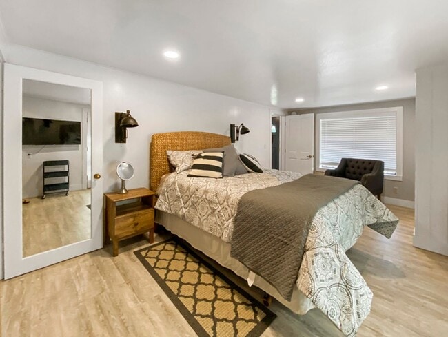 Building Photo - Garfield House: Fully Furnished House, Large private lot across from Golf Course $300 Utility Fee