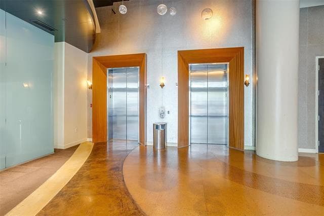 Building Photo - 2600 W 7th St