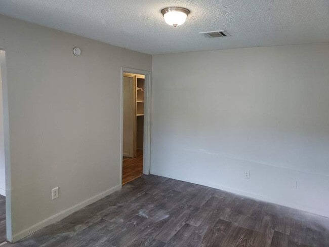 Building Photo - 59 Charmingdale Dr N