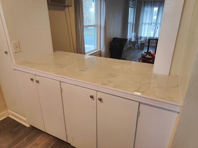 Building Photo - 1205 W Yakima Ave